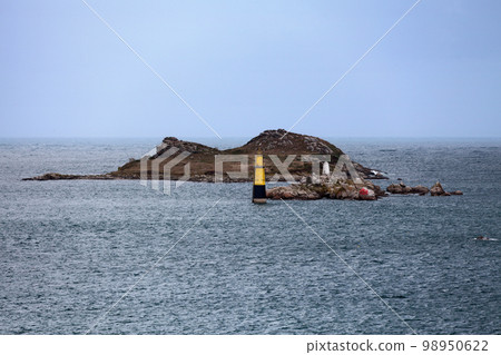 Enez pigued island off the coast of Roscoff in Brittany 98950622
