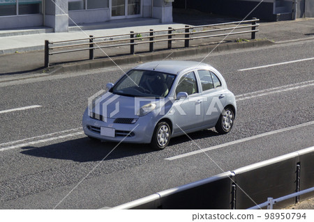 緊湊型汽車道路駕駛 98950794