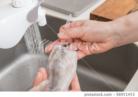 [中年家庭主婦準備魷魚，從它身上取出骨頭] 98951453