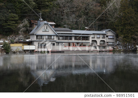 The Kinrinko Lake is small lake and famous Landmark in Yufuin,Oita,Japan 98951501