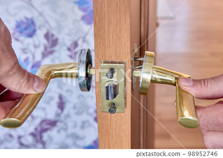 Dismantling lever door handle on inner door for repair. 98952746