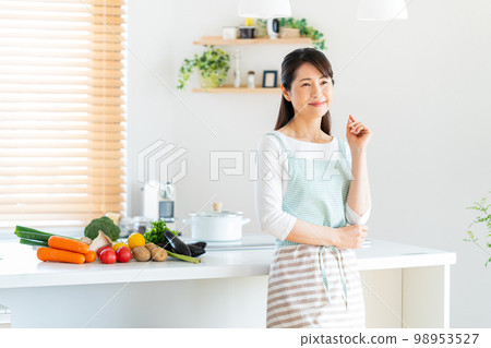 站立在廚房裡的微笑的中部婦女 98953527