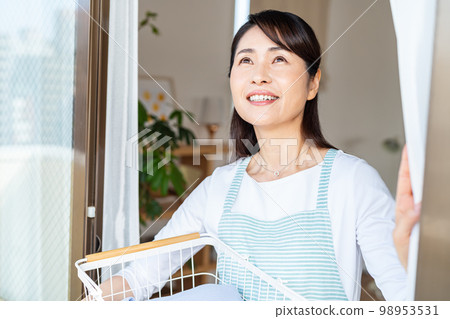 做家務的笑臉中間女人 98953531