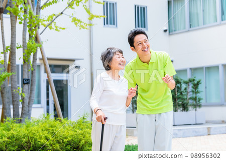 A senior woman walking with a cane and her caregiver Photography cooperation: Chuo College of Technology Japanese Language School A senior woman walking with a cane and her caregiver Photography cooperation: Chuo College of Technology Japanese Language School 98956302