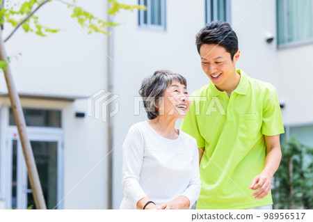 A senior woman walking with a cane and her caregiver Photography cooperation: Chuo College of Technology Japanese Language School A senior woman walking with a cane and her caregiver Photography cooperation: Chuo College of Technology Japanese Language School 98956517