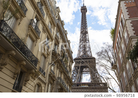 beautiful background from the facades of Parisian buildings 98956718