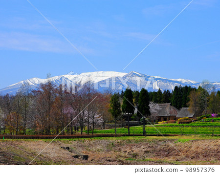 宮城藏王三十六景 陸奧之森湖畔公園 從故鄉村看到的白雪皚皚的藏王連峰 98957376