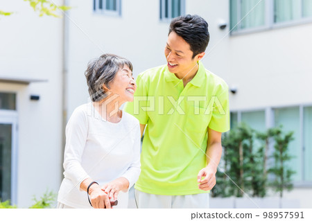 拄著拐杖走路的老年婦女和她的看護者攝影合作：中央工業大學日本語學院 98957591