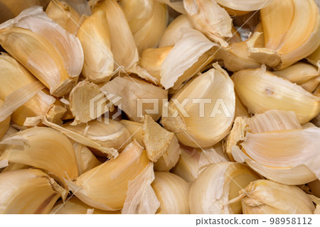 lots of garlic cloves (with skin) lots of garlic cloves (with skin) 98958112