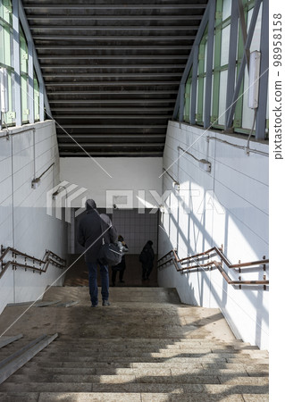 Descent to the pedestrian underpass on the city street. 98958158