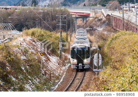 [Takayama Main Line] Limited Express Hida running in mountainous areas 98958908