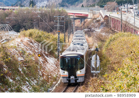 [Takayama Main Line] Limited Express Hida running in mountainous areas 98958909