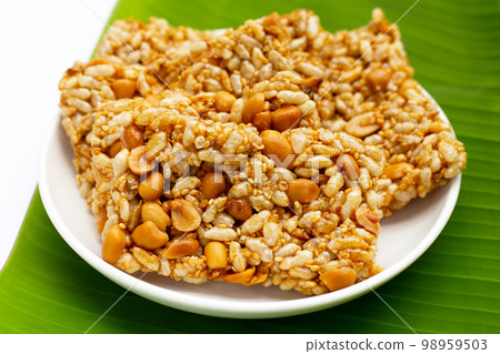 Krayasart, Thai crispy rice, peanut and sesame cereal bar Krayasart, Thai crispy rice, peanut and sesame cereal bar 98959503