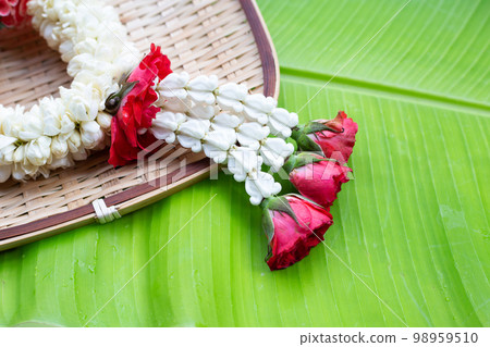 Rose with crown flower and jasmine garland Rose with crown flower and jasmine garland 98959510