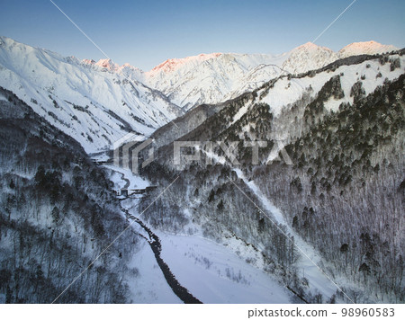 Morgenroth of the beautiful Hakuba mountain range seen from Futamata, Hakuba Village, Nagano Prefecture (aerial photography by drone) 98960583