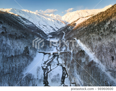 Shirouma mountain range bathed in the beautiful morning sun seen from Futamata, Hakuba Village, Nagano Prefecture (Aerial shot by drone) Shirouma mountain range bathed in the beautiful morning sun seen from Futamata, Hakuba Village, Nagano Prefecture (Aerial shot by drone) 98960600