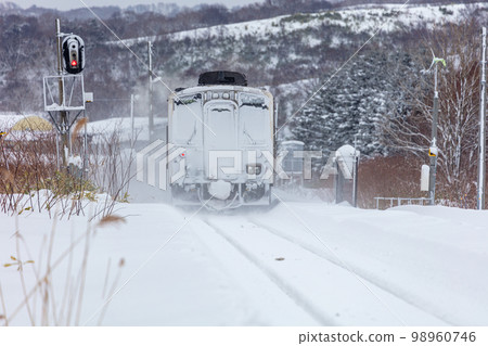 Local train departing from Bakkai Station 98960746