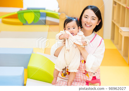 抱著嬰兒的兒童護士 98962027