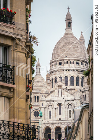 Sacre Coeur basilica behing montmartre parisien buildings, Paris, France Sacre Coeur basilica behing montmartre parisien buildings, Paris, France 98962363