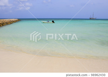 Secluded turquoise beach in Aruba, Caribbean Blue sea, Duth Antilles Secluded turquoise beach in Aruba, Caribbean Blue sea, Duth Antilles 98962430