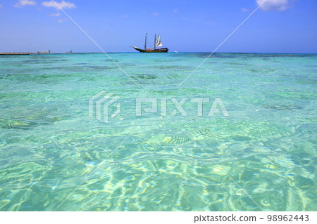 Secluded turquoise beach in Aruba, Caribbean Blue sea, Duth Antilles 98962443