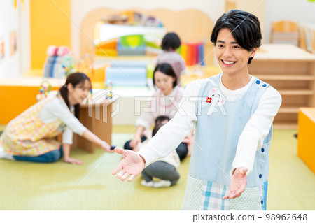 工作在托兒所的男性托兒所老師 98962648