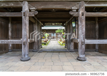 [Kanagawa Prefecture] The splendid temple gate of Eisho-ji Temple in Kamakura 98962736