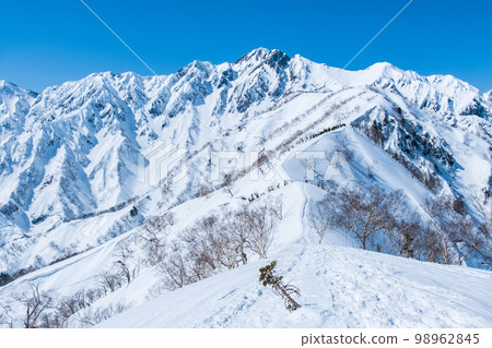 冬季的東見嶺徒步旅行:從中富山看到的五龍山 冬季的東見嶺徒步旅行:從中富山看到的五龍山 98962845