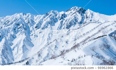 冬季的東見嶺徒步旅行：從中富山看到的五龍山 98962866