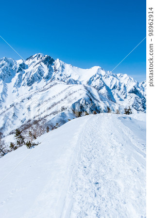 Far-view ridge trekking in winter (small-to-mid-range) Far-view ridge trekking in winter (small-to-mid-range) 98962914