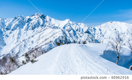 Far-view ridge trekking in winter (small-to-mid-range) Far-view ridge trekking in winter (small-to-mid-range) 98962916