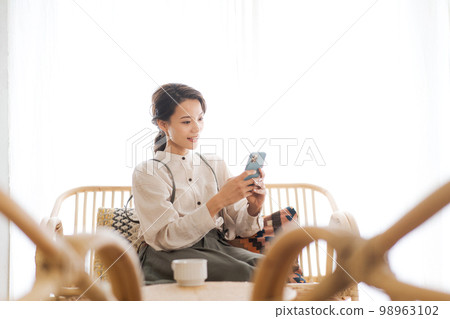 放鬆在屋子裡的婦女 98963102