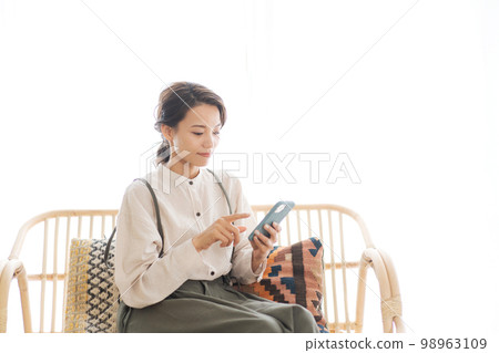 放鬆在屋子裡的婦女 98963109