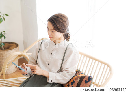 放鬆在屋子裡的婦女 98963111