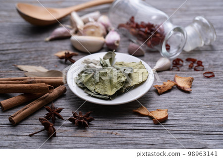 通過麥克盧香料 通過麥克盧香料 98963141