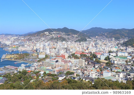 從山上看天氣晴朗的長崎市 長崎市中心的街道 從山上看天氣晴朗的長崎市 長崎市中心的街道 98963169