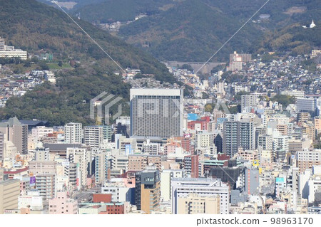 從山上看天氣晴朗的長崎市 長崎市中心的街道 從山上看天氣晴朗的長崎市 長崎市中心的街道 98963170