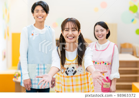 在托兒所工作的保育員 98963372