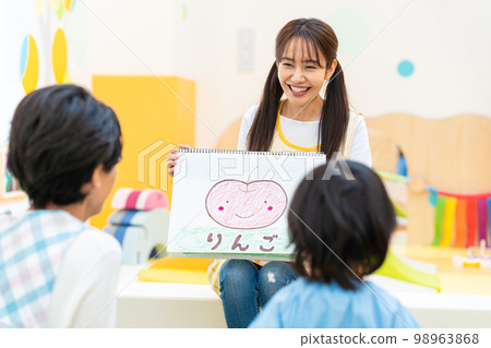 玩連環畫的保育員 98963868