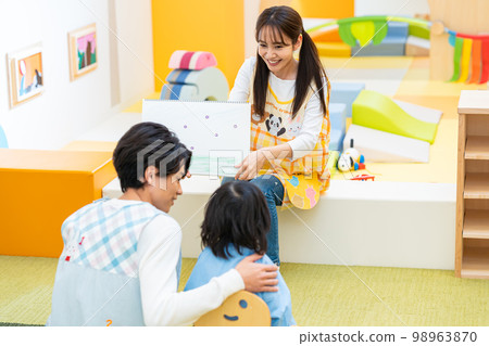玩連環畫的保育員 98963870