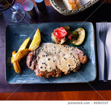Delicious grilled beef steak with potatoes and vegetables 98964107