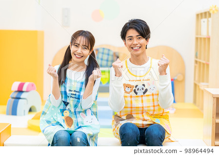 在托兒所工作的保育員 98964494