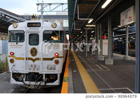 Two-star 4047 stopping at Isahaya Station 98964879