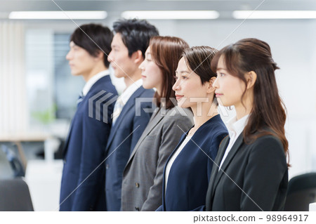 Business people lined up side by side 98964917