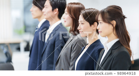 Business people lined up side by side 98964918