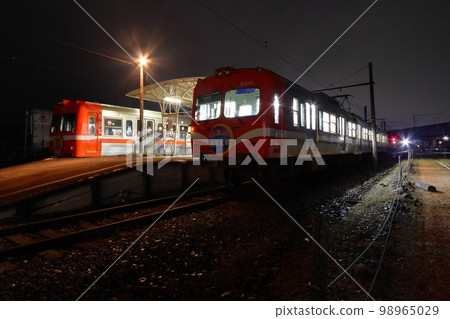 夜間停靠的學南電車7000系和9000系（學南蝦站） 98965029