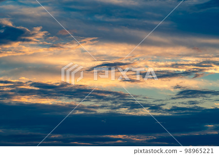 黃昏時分覆蓋藍天和西天的流雲 a-2 強調暖色和冷色 黃昏時分覆蓋藍天和西天的流雲 a-2 強調暖色和冷色 98965221