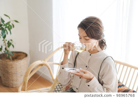 一個女人喝一杯熱飲料 一個女人喝一杯熱飲料 98965768