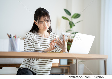 woman suffering from inflation 98966199