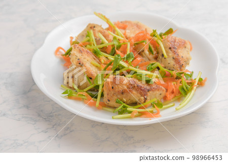 Stir-fried chicken and bean sprouts Stir-fried chicken and bean sprouts 98966453